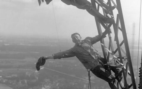 Ungesicherte Arbeiter auf einem Sendeturm