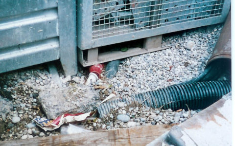 Gitterboxen auf Stromleitungen